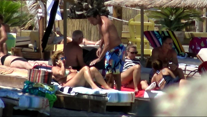 Prima soţie a lui Cristi Borcea s-a bucurat de soare şi de briză la Olimp