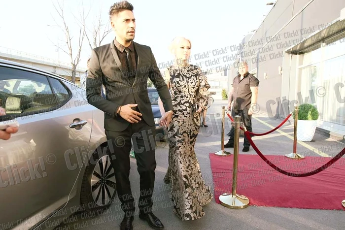 
    Ștefan Mihalache, alias  Connect-R, și Mihaela  Șotrocan, alias Misha,  au creștinat-o duminică  pe Maya, fetița lor născută  pe 25 ianuarie 2014 (Fotografii: Dorin Constanda)  