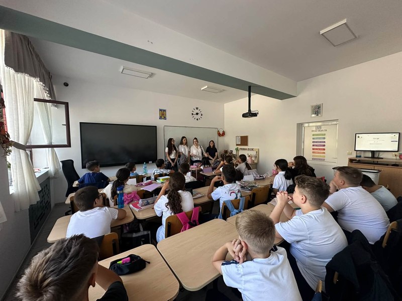 Uniforma școlară, la peste 35 de ani de la abrogarea socială. Director: „Voi purta și eu”