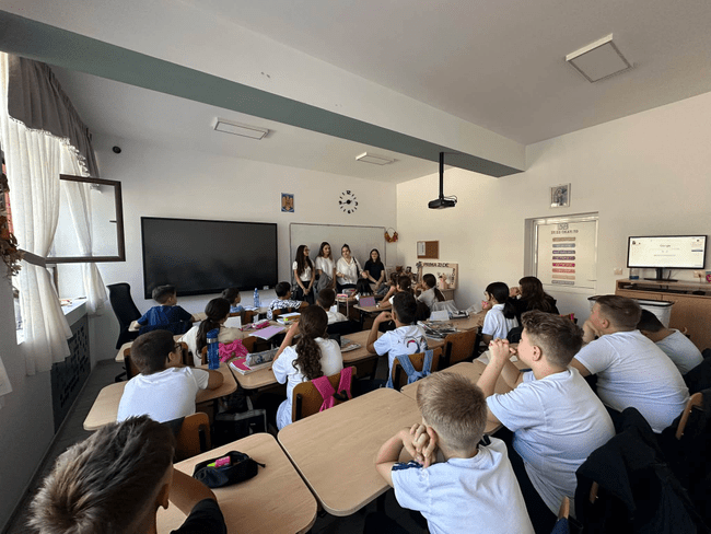 Uniforma școlară, la peste 35 de ani de la abrogarea socială. Director: „Voi purta și eu”