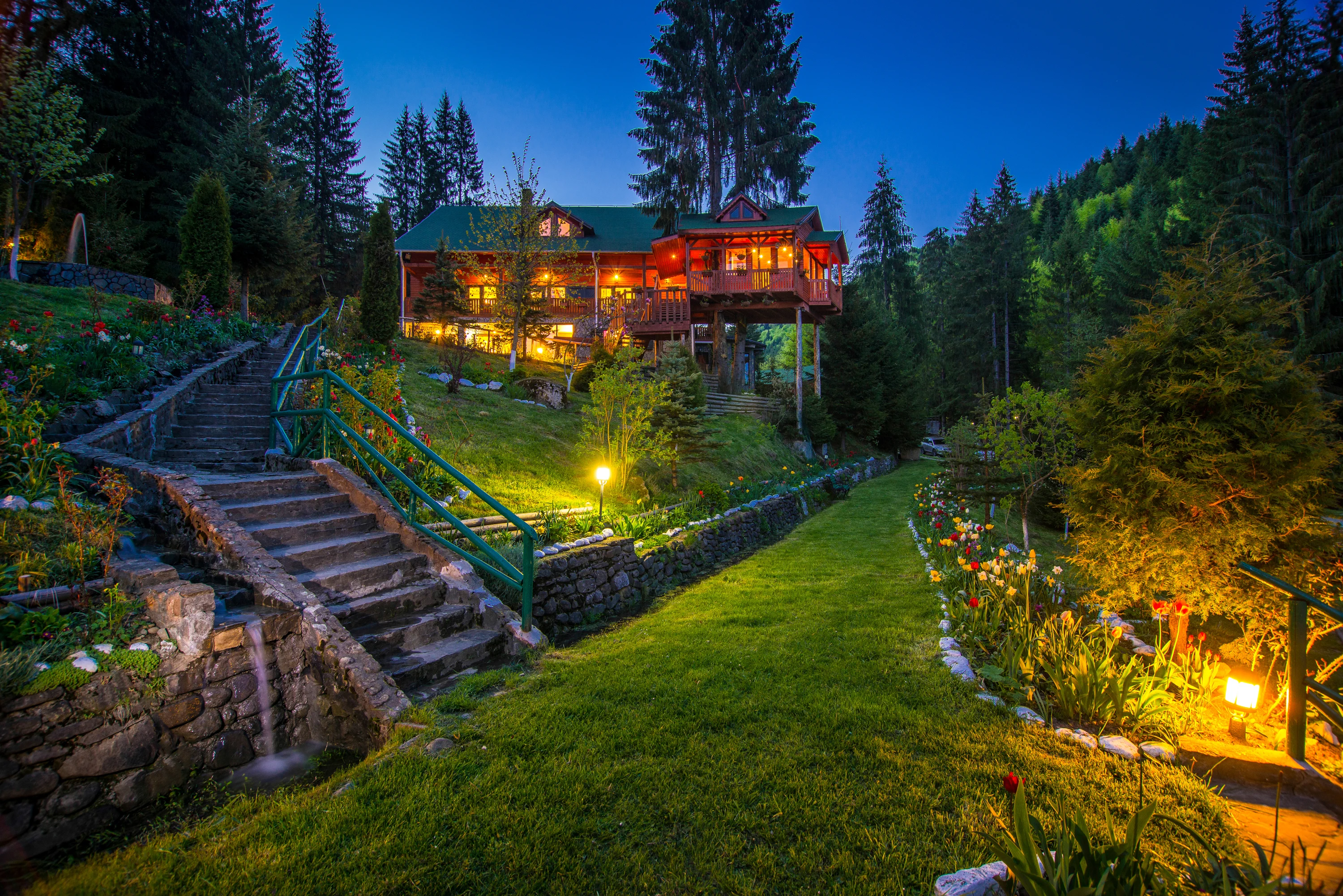 Fost pavilion de vânătoare al lui Ceaușescu, transformat într-o reședință de lux, scos la vânzare. Deține piscină, teren de tenis și heliport. Cât costă