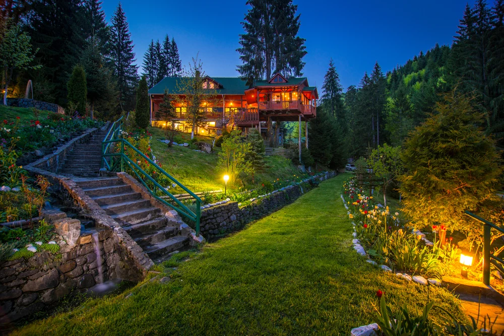 Fost pavilion de vânătoare al lui Ceaușescu, transformat într-o reședință de lux, scos la vânzare. Deține piscină, teren de tenis și heliport. Cât costă