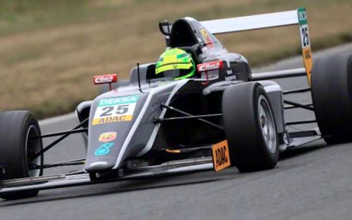 Mick Schumacher continuă tradiţia pilotajului
