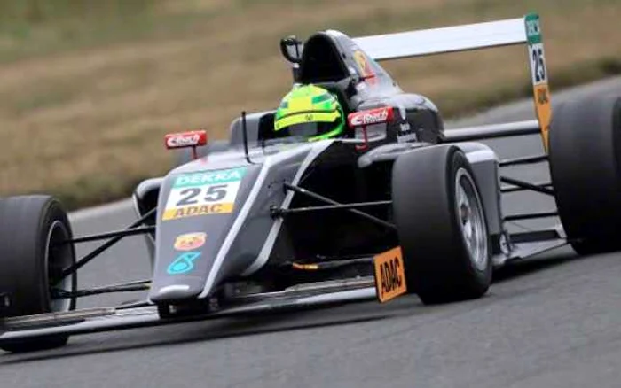Mick Schumacher continuă tradiţia pilotajului