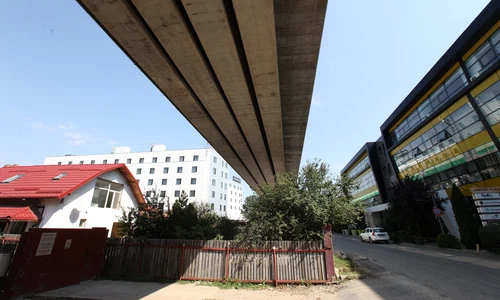 Podul liniei ferate de Otopeni trece prin curtea Roxanei Mărișoiu jpeg