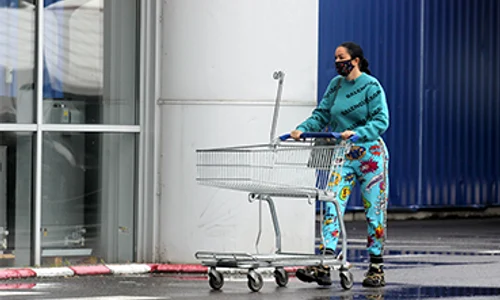 Brigitte a îmbrăcat haine de la Balenciaga jpeg