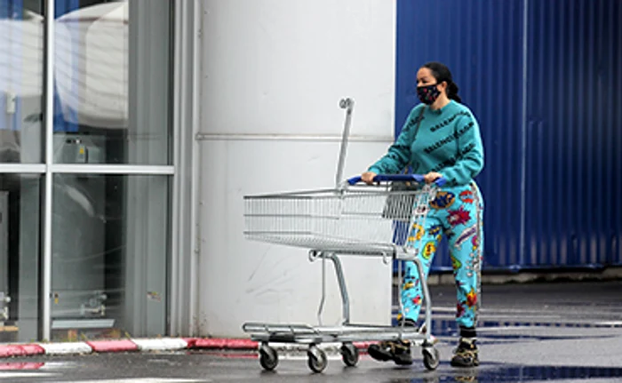 Brigitte a îmbrăcat haine de la Balenciaga