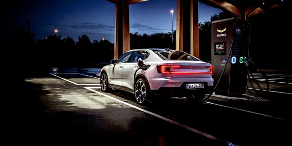 Mașină electrică la încărcat FOTO Shutterstock 