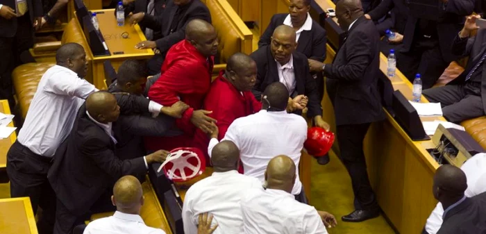 În timpul discursului despre starea naţiunii a preşedintelui sudafrican a izbucnit o bătaie în Parlament FOTO metro.co.uk