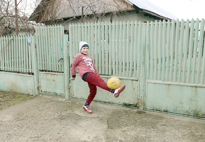 
    Gabriel Păun este elev în clasa a III-a şi l-am găsit în timp ce bătea mingea la poarta caseiFoto: Florin Şuler  