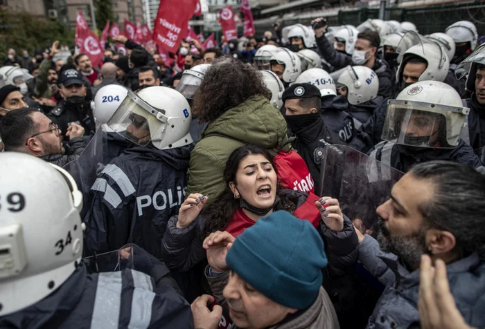 Istanbul, 12 decembrie 2021: Miting de denunţare a politicii economice duse de regimul Erdogan FOTO EPA-EFE