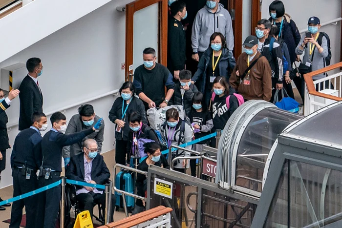 Pasagerii părăsesc nava de croazieră World Dream la terminalul Kai Tak din Hong Kong. Cei 1.800 de membri ai echipajului au fost testaţi negativ pentru coronavirus. Nava era andocată şi pasagerii blocaţi de mai bine de patru zile. FOTO Anthony Kwan / Getty Images