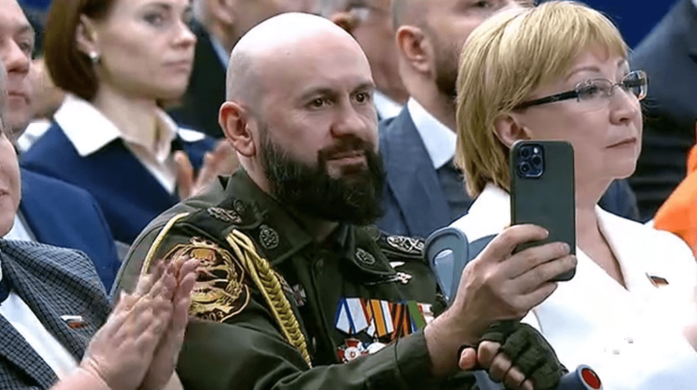 Paramilitarul extremist sârb expulzat din România pentru că spiona pentru Rusia a asistat la discursul lui Putin