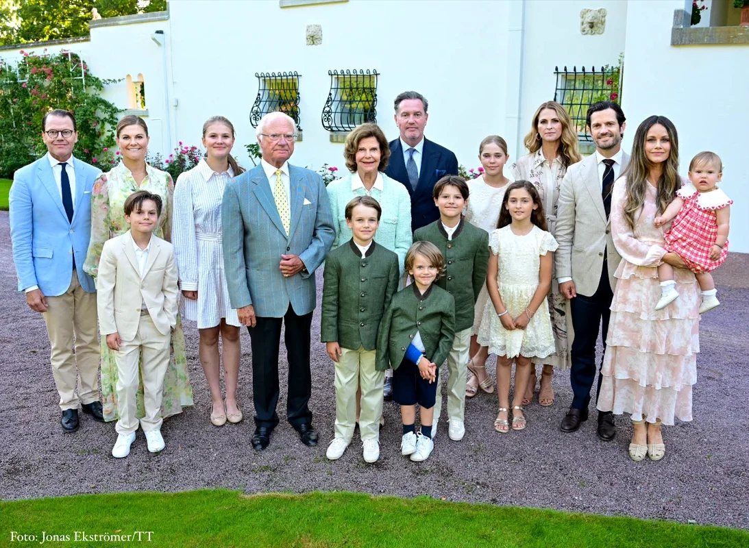 Prințul Daniel, Prințesa Estelle, Prințul Oscar, Prințesa Victoria, Regina Silvia și Regele Carl Gustaf, Prințesa Madeleine, Prințul Carl Philip, Prințesa Sofia, Prințul Julian cu mâna în ghips. FOTO: Casa Regală suedeză