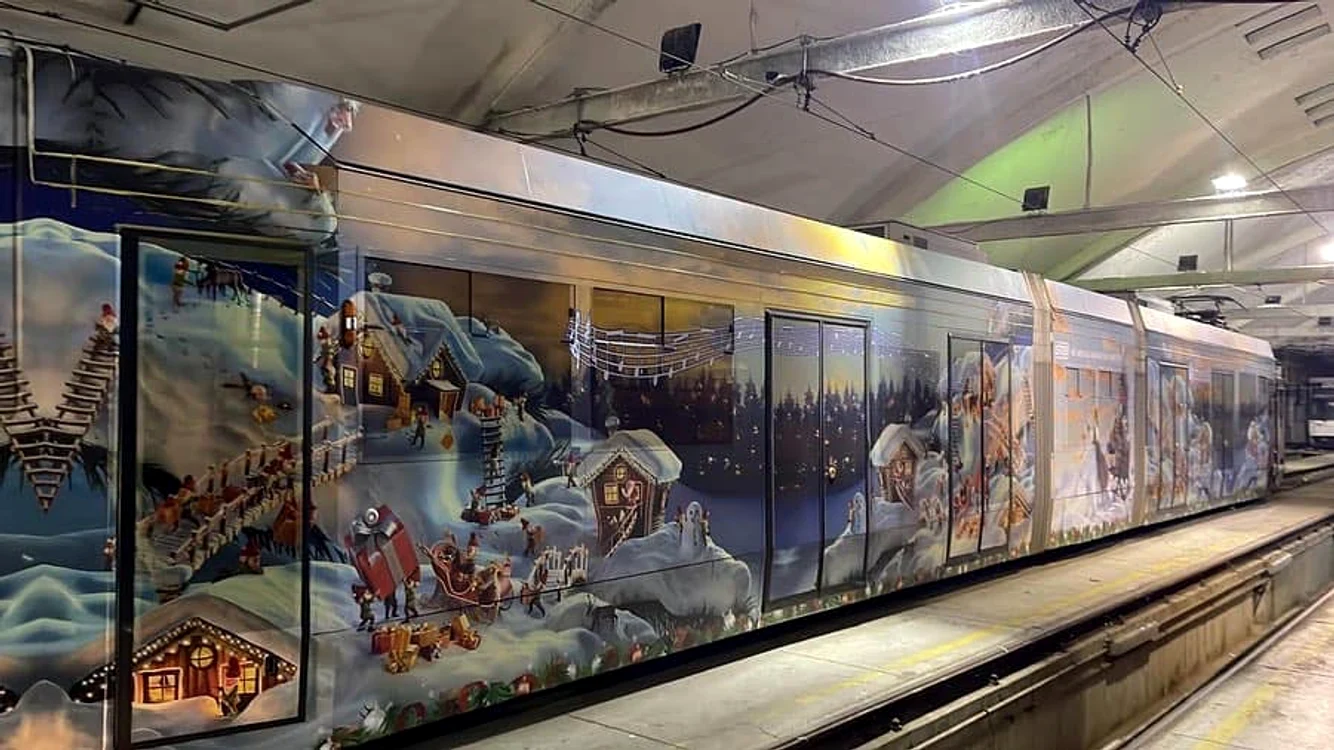 Un tramvai decorat în ton cu Crăciunul circulă în Capitală FOTO Facebook/STB
