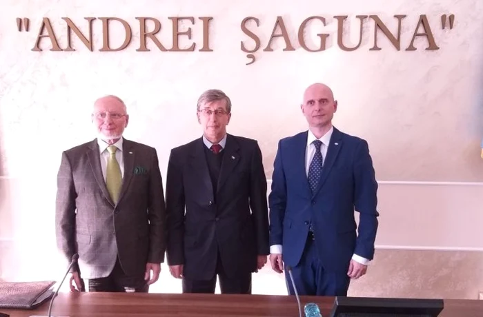 Valeri Kuzmin (centru), ambasadorul Rusiei, la conferinţa de la Universitatea ”Andrei Şaguna” Constanţa. În stânga imaginii - Aurel Papari, preşedintele universităţii. În dreapta - Cristian Papari, rectorul FOTO Facebook/ Ambasada Rusiei în România