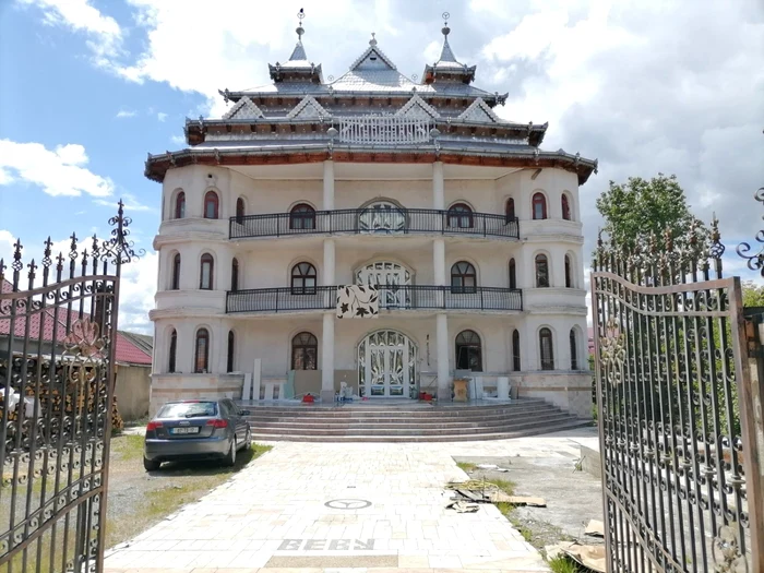 Unul dintre palatele romilor din Huedin are zeci de încăperi şi ar costa o adevărată avere. FOTO Adiran Dohotaru