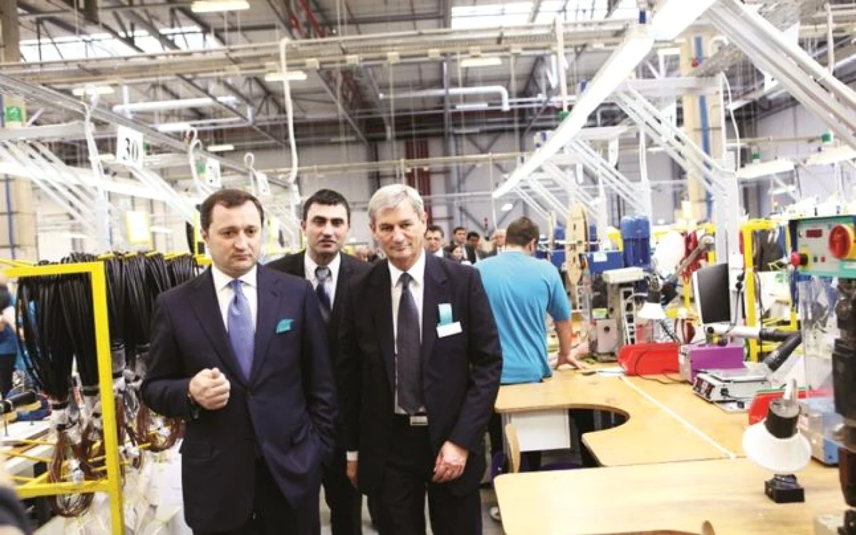 Directorul Draexlmaier Automotive, Hilbert Petter, şi premierul Vlad Filat în vizită la uzinele din Bălţi FOTO gov.md