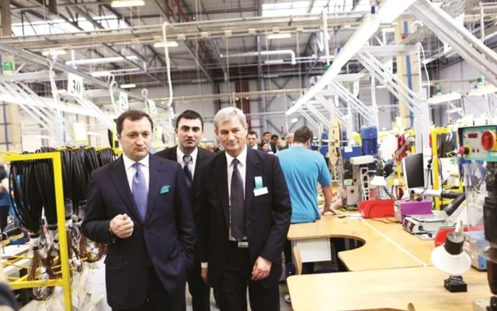 Directorul Draexlmaier Automotive, Hilbert Petter, şi premierul Vlad Filat în vizită la uzinele din Bălţi FOTO gov.md