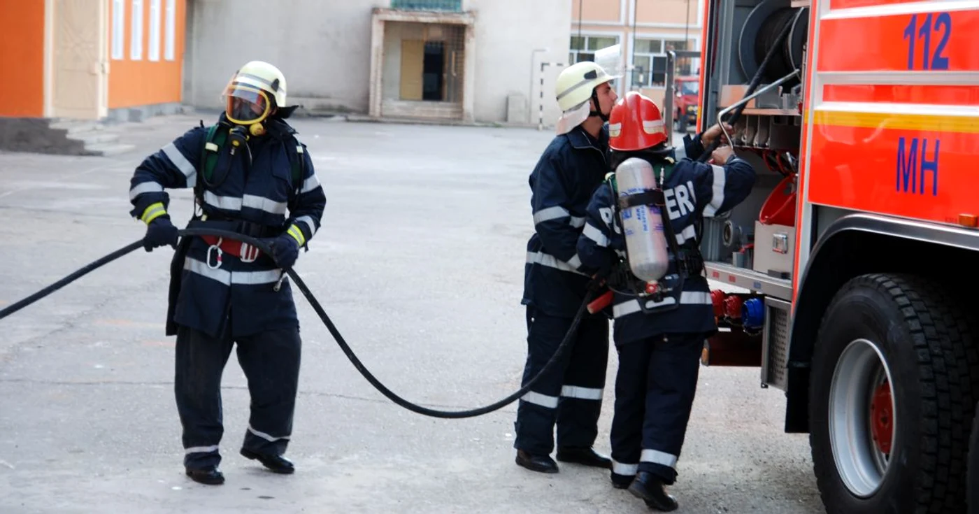 Pompierii au intervenit pentru a evita explozia la o staţie de benzină din Drăgăşani
