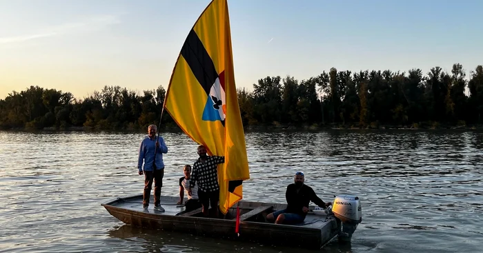 „Președintele” cu steagul noului stat FOTO Facebook/ Liberland