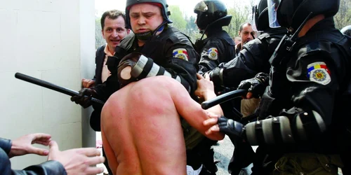 Mai mulţi tineri s-au plâns că au fost maltrataţi de poliţişti la 7 aprilie 2009 şi în zilele ce au urmat după proteste