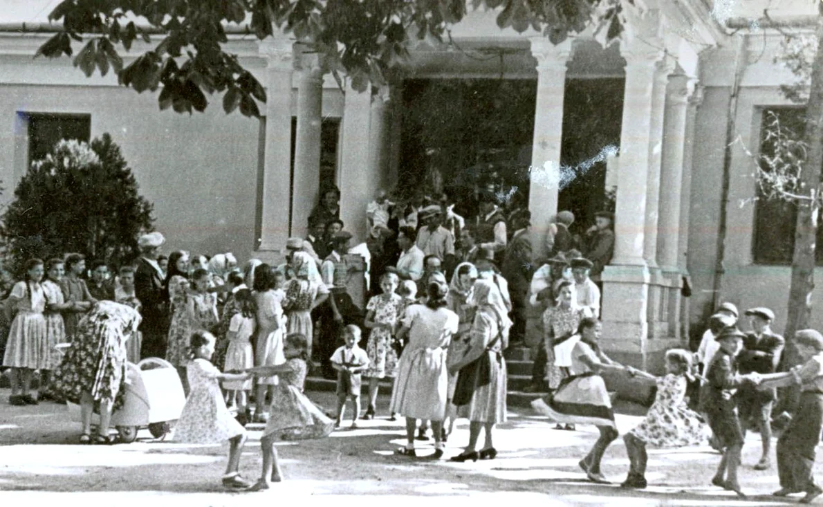 Sala cinematografului sătesc din Păuleşti – Baia Mare (© „Fototeca online a comunismului românesc”, cota: 3/1952)