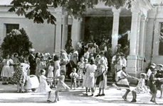 Sala cinematografului sătesc din Păuleşti – Baia Mare (© „Fototeca online a comunismului românesc”, cota: 3/1952)