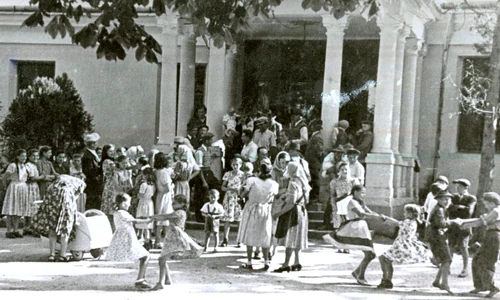 Sala cinematografului sătesc din Păuleşti – Baia Mare (© „Fototeca online a comunismului românesc”, cota: 3/1952)