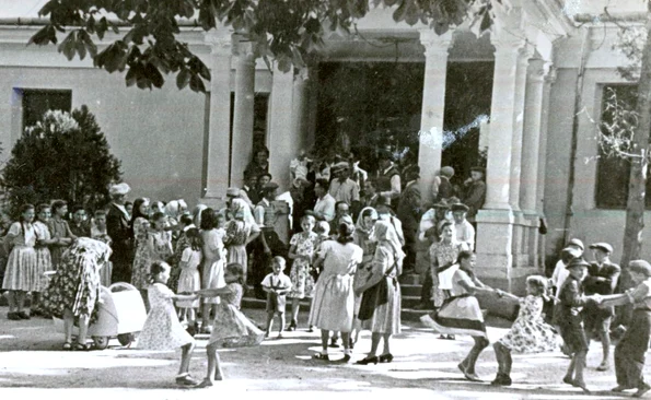 Sala cinematografului sătesc din Păuleşti – Baia Mare (© „Fototeca online a comunismului românesc”, cota: 3/1952)