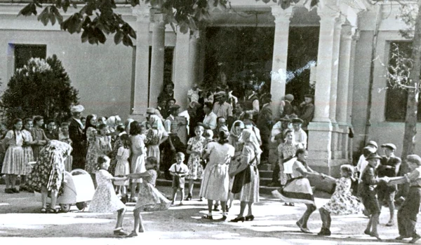 Sala cinematografului sătesc din Păuleşti – Baia Mare (© „Fototeca online a comunismului românesc”, cota: 3/1952)