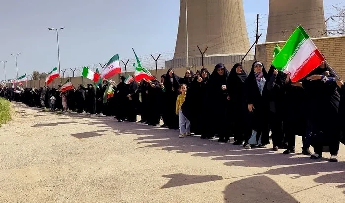 Iranienii au format lanțuri umane FOTO X / Defensive Century @Def_Century