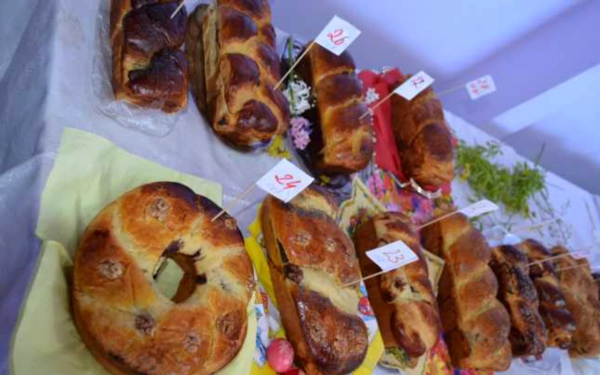Preţurile cozonacilor pleacă de la 3,50 lei, dar pot ajunge şi până la 40 de lei, în funcţie de gramaj şi umplutură