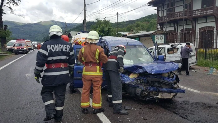 Trei persoane au ajuns la spital în urma unui accident petrecut la Posada pe DN1  FOTO ISU Prahova