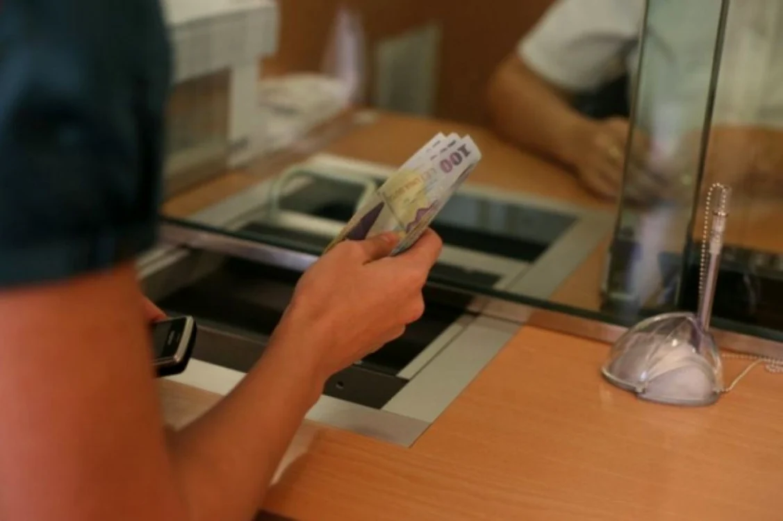 Cineva plătește rata bancară la un ghișeu