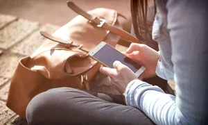 Poza de cover  Ghid pentru alegerea telefonului perfect tehnologie, brand si design Femeie, telefon, geanta, strada jpg