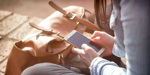 Poza de cover  Ghid pentru alegerea telefonului perfect tehnologie, brand si design Femeie, telefon, geanta, strada jpg