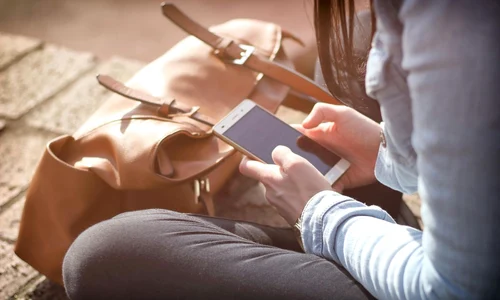 Poza de cover  Ghid pentru alegerea telefonului perfect tehnologie, brand si design Femeie, telefon, geanta, strada jpg