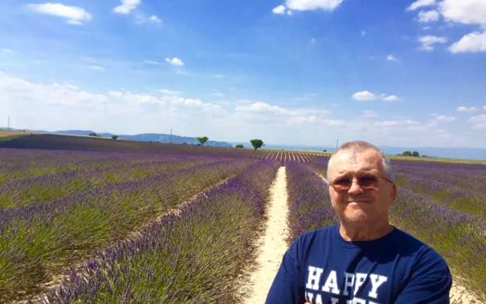 Ioan T. Morar, într-un peisaj tipic din Provence: câmpurile de lavandă FOTO: ARHIVĂ
IOAN T. MORAR