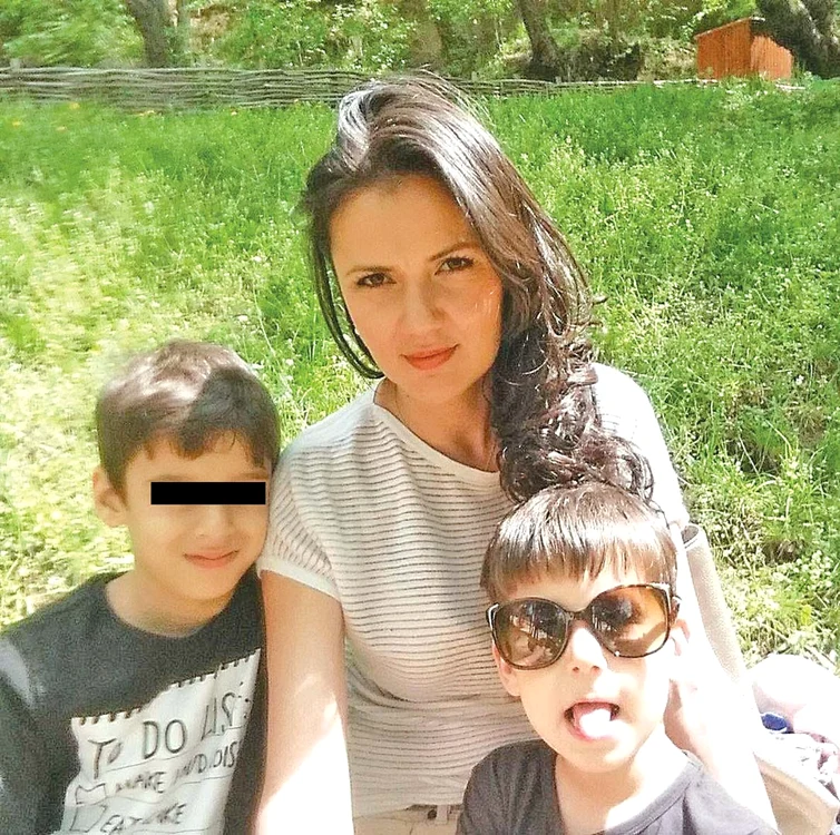 Carmen are grijă singură de cei doi băieţi, Ştefan și Ion