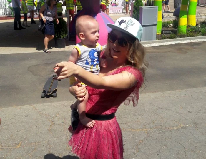 Băieţelul Amaliei Năstase s-a liniştit imediat când a fost luat în braţe de Corina