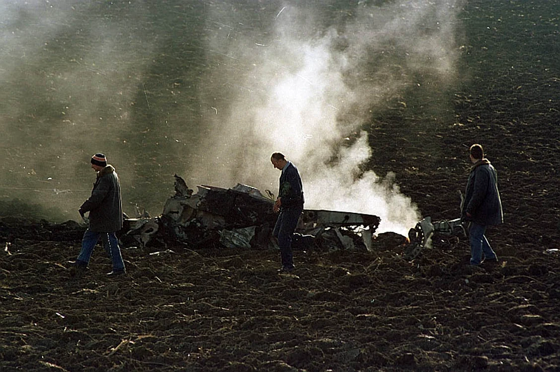 Martie 2002. Resturile  avionului MiG 21 LanceR,  pe un câmp din judeţul Cluj. Foto: Mediafax