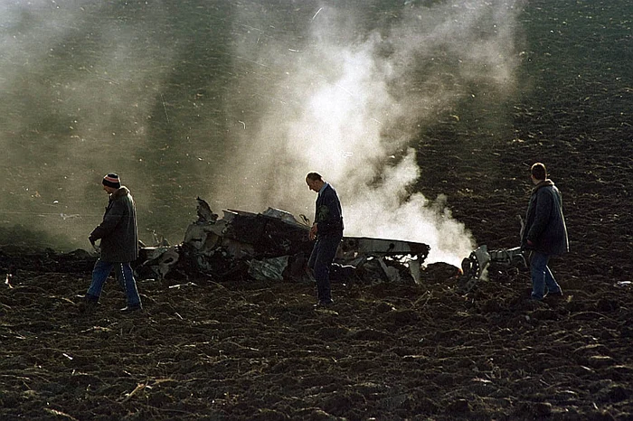 Martie 2002. Resturile avionului MiG 21 LanceR, pe un câmp din judeţul Cluj. Foto: Mediafax