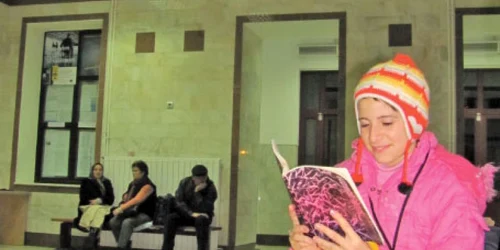Maria, în gara de la Sibiu, învăţând pentru a doua zi 