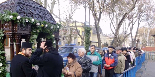 Credincioși la moaștele Sf Nicolae 