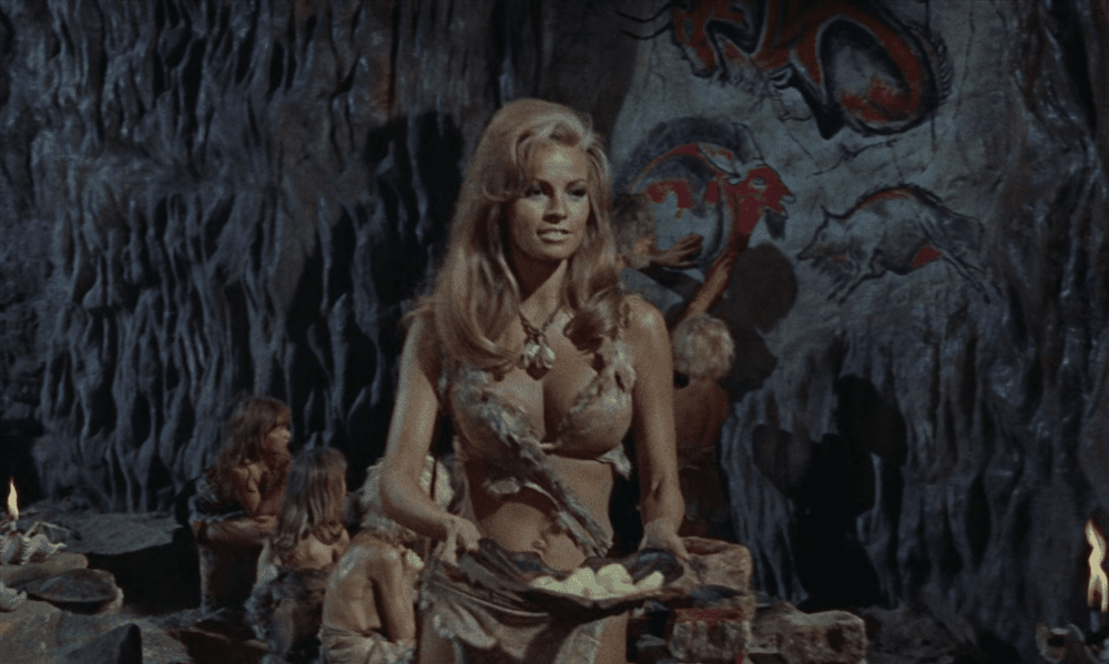 Cum a ajuns Raquel Welch „cea mai dorită femeie din lume”. Scena care a transformat-o într-un sex-simbol