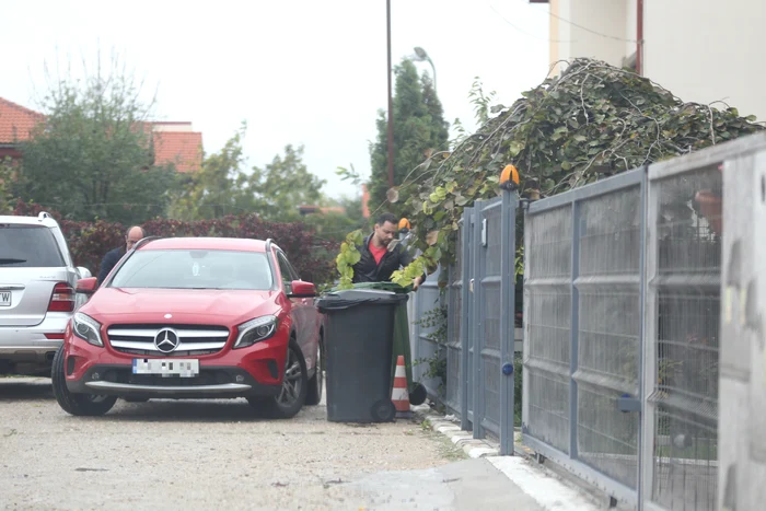 
    Măruță a mutat tomberoanele pentru a putea ieși cu mașina din parcareFoto: Click!  