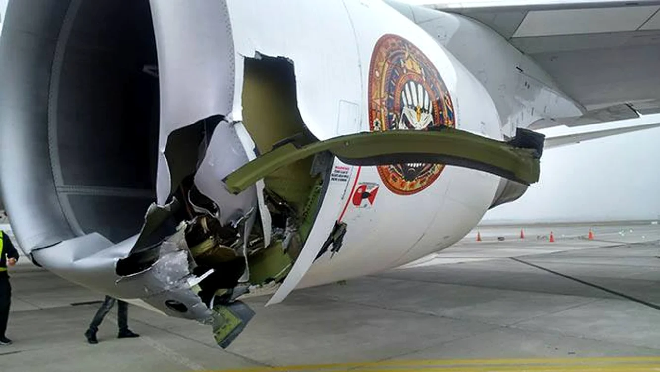 Ed Force One a fost avariat de un camion care se afla pe pista din Chile