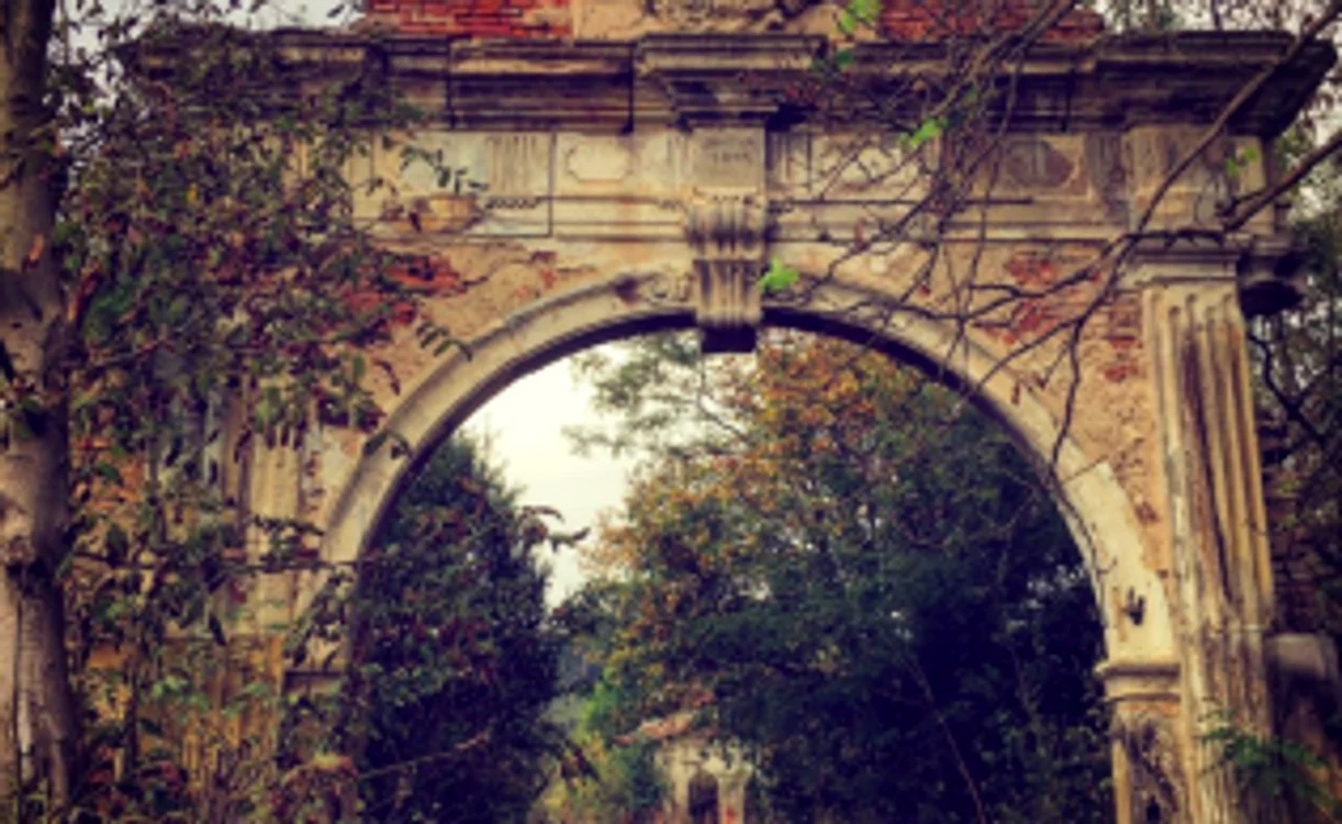 Poarta castelului Haller din Gârbou Sălaj Sursa Facebook Castle Break