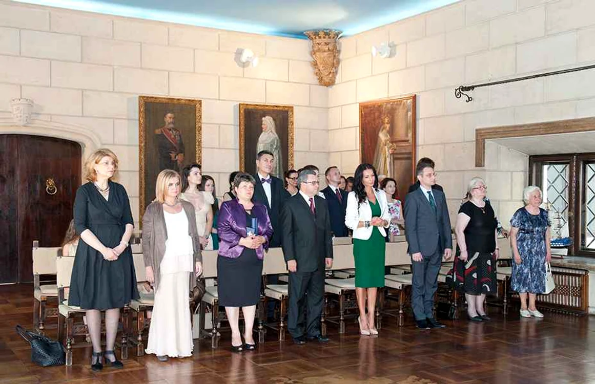 
    Cristina Ţopescu şi Mihaela Rădulescu, decorate de Regele Mihai prin intermediul Principesei Margareta. (Foto: Daniel Angelescu/ familiaregala.ro)  